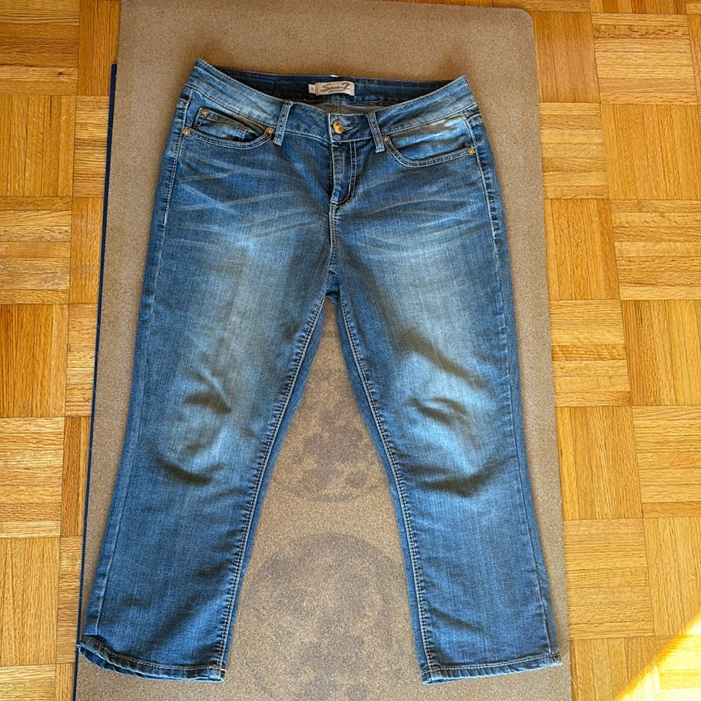 “Seven7” denim cropped jeans. Size 8. See photos for measurements.